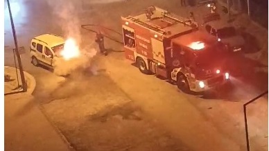 Yozgat’ta akşam saatlerinde park halinde yanan araç itfaiye ekiplerin müdahalesi