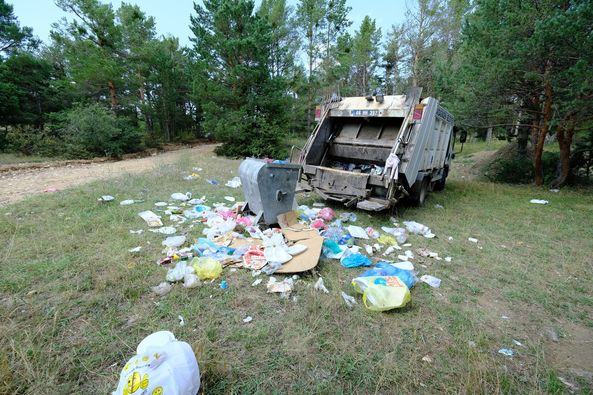 Akdağmadeni Belediyesi, ilçenin büyük bir değer taşıyan ormanlık alanlarında temizlik