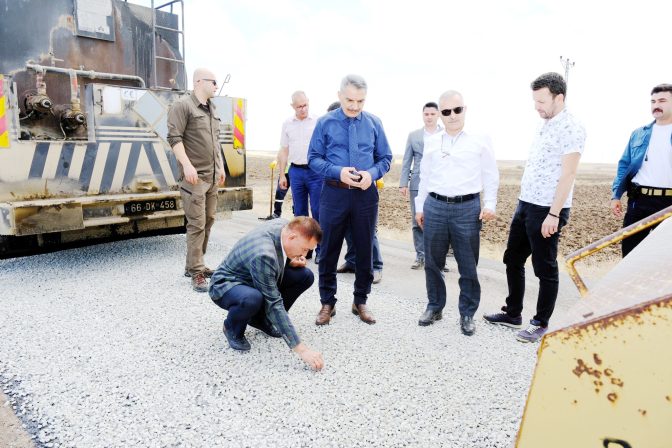 Vali Özkan asfalt çalışmalarını inceledi