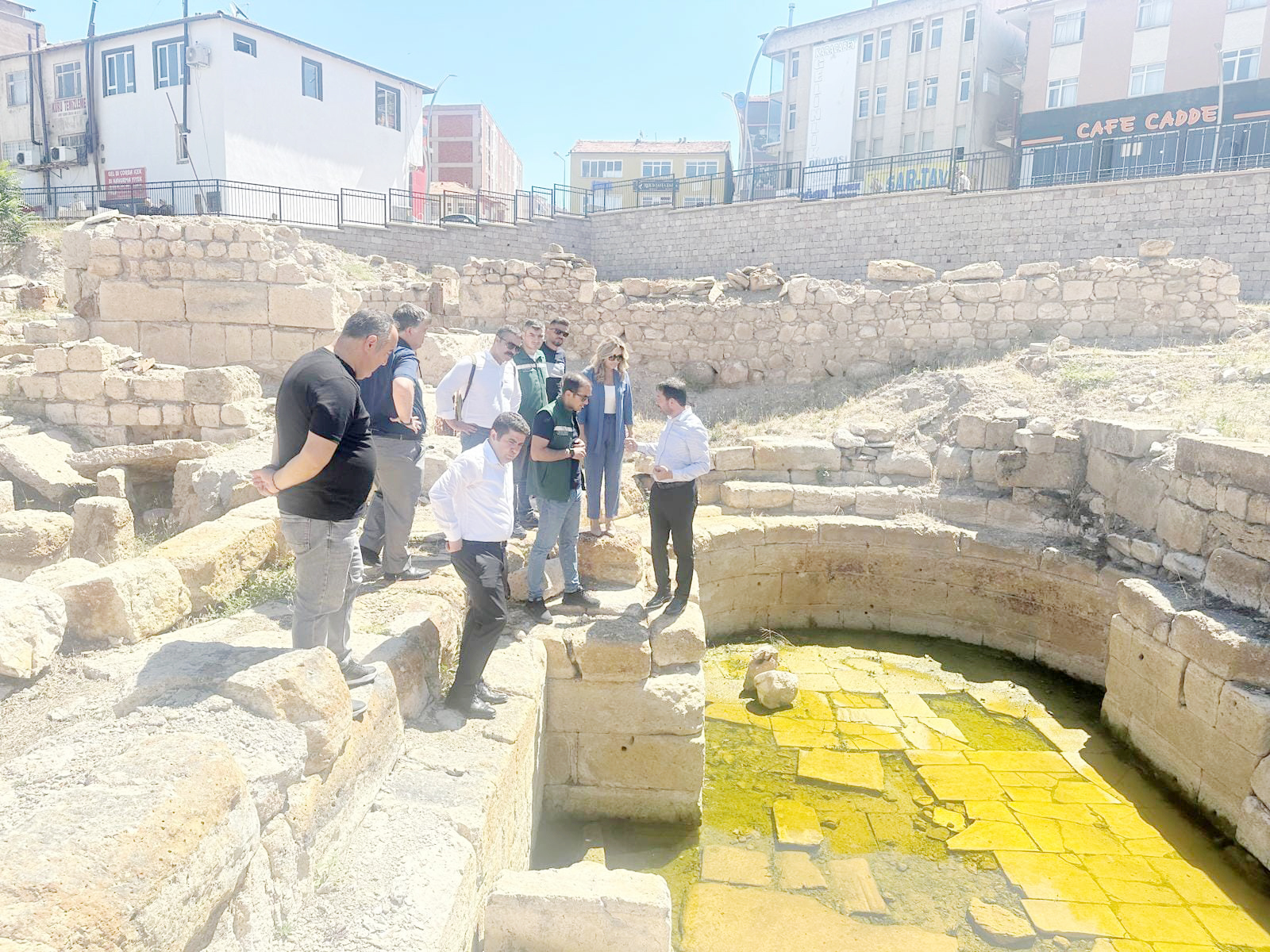 Sarıkaya ilçesinde bulunan tarihi Roma Hamamı'nda önemli incelemeler gerçekleştirildi. 