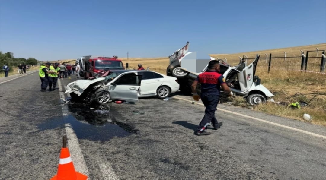 Yozgat-Kayseri kara yolu üzeri Gökçekışla köyü mevkiinde iki aracın kafa