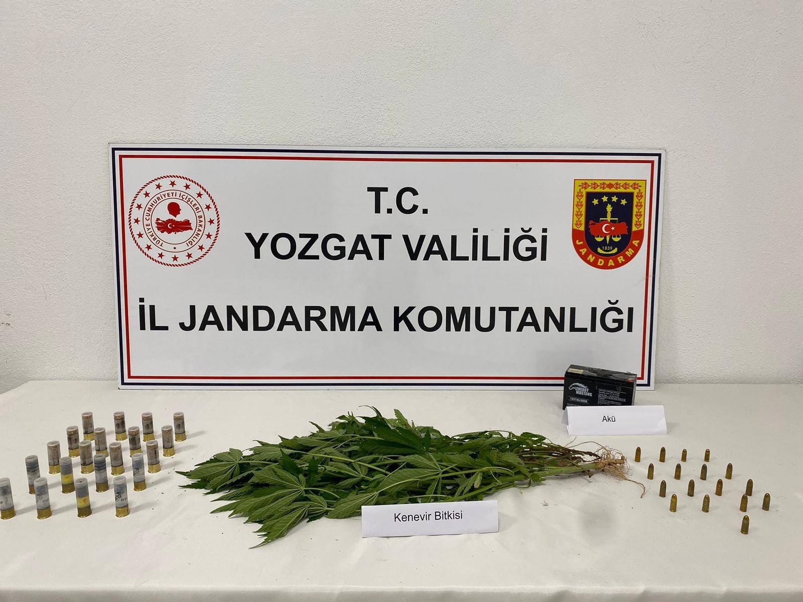 Jandarma Komutanlığı ekipleri tarafından Akdağmadeni ilçesinde düzenlenen operasyonda 2 kişi