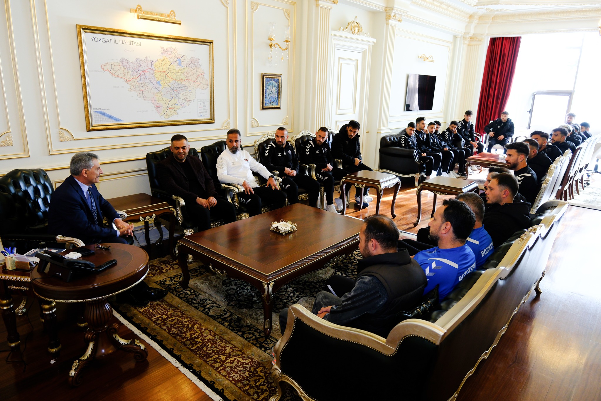 Bozokspor yönetimi ve takımı, Vali Özkan’ı ziyaret etti