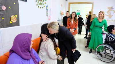 Yozgat Valisi Mehmet Ali Özkan’ın eşi Arzu Özkan, beraberinde İl