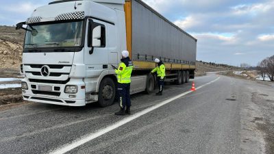 Yozgat İl Jandarma Komutanlığı Trafik Jandarması ekipleri, yük taşıyan araçların
