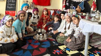 Saraykent, Marziye İbrahim Ertek İlkokulu Ana Sınıfı öğrencileri, öğretmenleri Esra