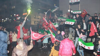 Yozgat’ta yaşayan Suriyeliler, Esed rejiminin devrilmesini Cumhuriyet Meydanı’nda düzenlenen etkinlikle