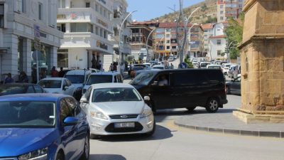 Trafikte saldırı amacıyla araçtan inene sürücülerinin ehliyetine el konulacak.