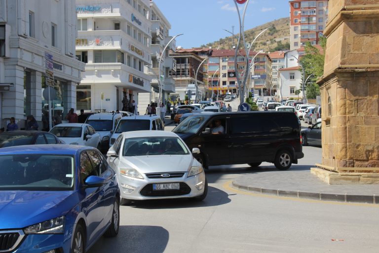 Trafikte saldırı amacıyla araçtan inene sürücülerinin ehliyetine el konulacak.