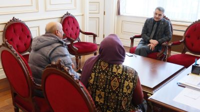 Yozgat Valisi Mehmet Ali Özkan, makamında vatandaşlarla bir araya gelerek,