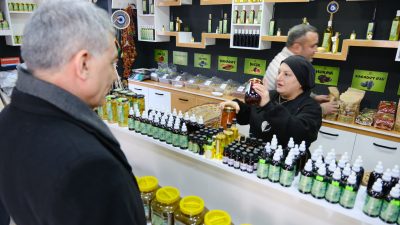 Vali Mehmet Ali Özkan, vatandaşlarla birebir temas kurarak sorunları yerinde