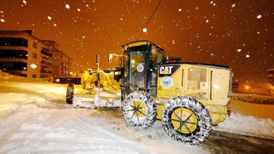 Akdağmadeni ilçesinde, bir haftadır aralıklarla devam eden yoğun kar yağışı