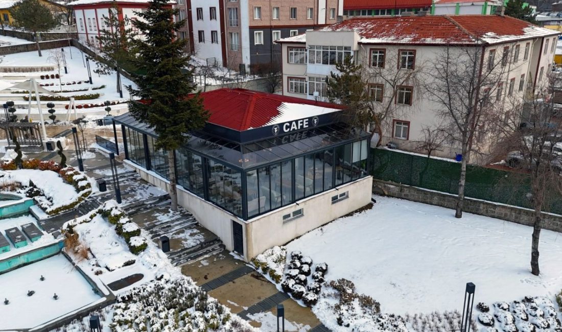 Yozgat Belediyesince tadilatı tamamlanan Yaşar Uğur Parkındaki sosyal tesis, modern