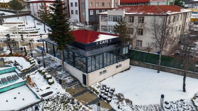 Yozgat Belediyesince tadilatı tamamlanan Yaşar Uğur Parkındaki sosyal tesis, modern