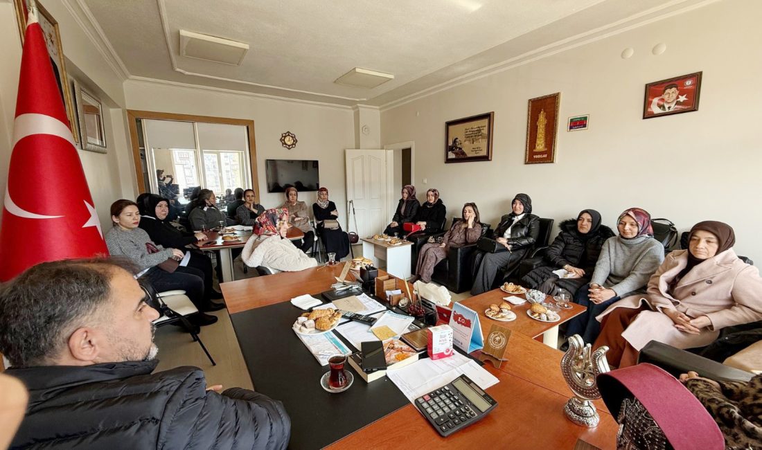 Eğitim-Bir-Sen Yozgat Şube Başkanı Kenan Şerefli, Eğitim-Bir-Sen Kadın Komisyonu üyeleri