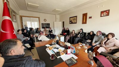 Eğitim-Bir-Sen Yozgat Şube Başkanı Kenan Şerefli, Eğitim-Bir-Sen Kadın Komisyonu üyeleri