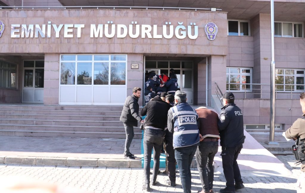 Yozgat İl Emniyet Müdürlüğü Asayiş Şube Müdürlüğü, başarılı operasyonlarla aranan