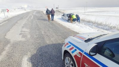 Yozgat genelinde etkili olan yoğun kar yağışı, ulaşımda aksamalara neden