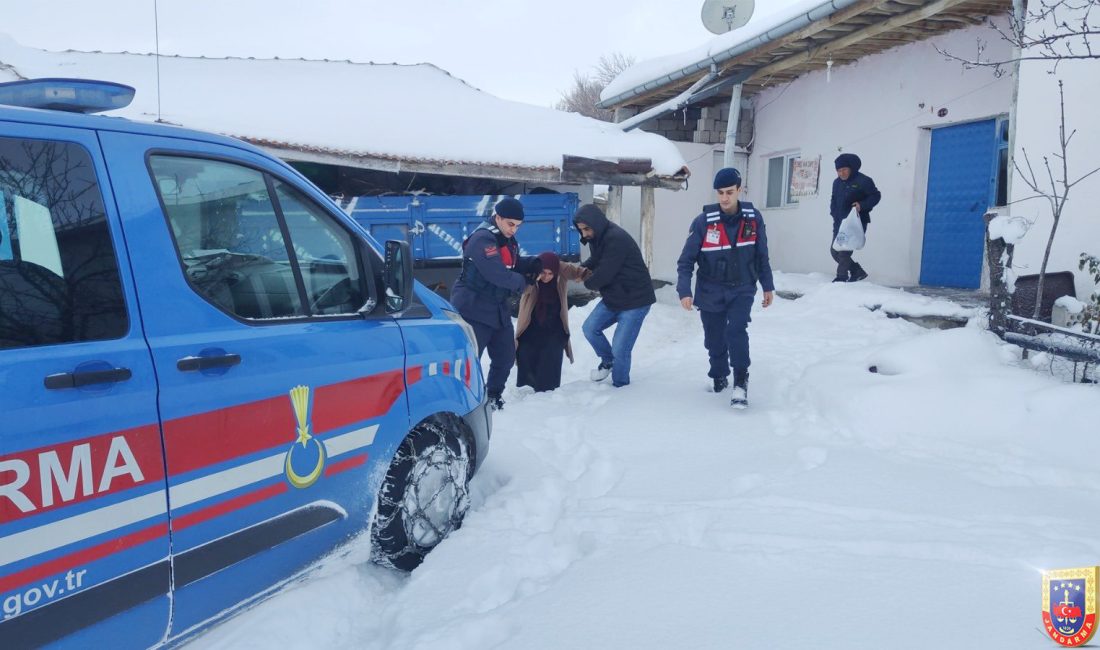 Yozgat İl Jandarma Komutanlığı, yoğun kar yağışı nedeniyle yolda mahsur