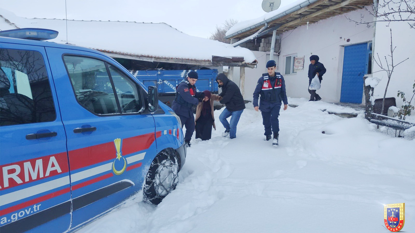 Yozgat İl Jandarma Komutanlığı, yoğun kar yağışı nedeniyle yolda mahsur