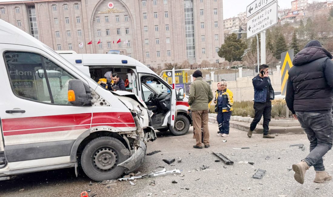 Yozgat’ta Adliye Kavşağı’nda ambulans ile otomobilin çarpışması sonucu meydana gelen