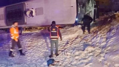 Yozgat’ın Saraykent ilçesi Ozan mevkiinde meydana gelen otobüs kazasında 1’i