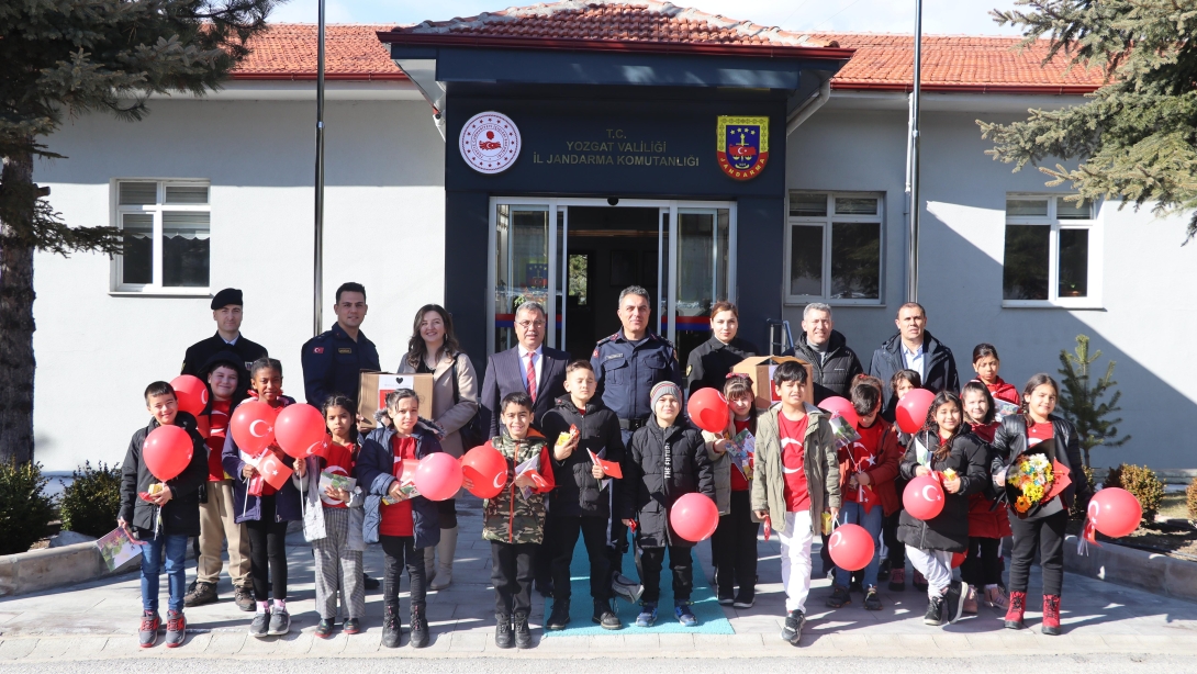 Yavuz Selim İlkokulu öğrencileri, ailelerinin desteğiyle ördükleri atkı ve bereleri,