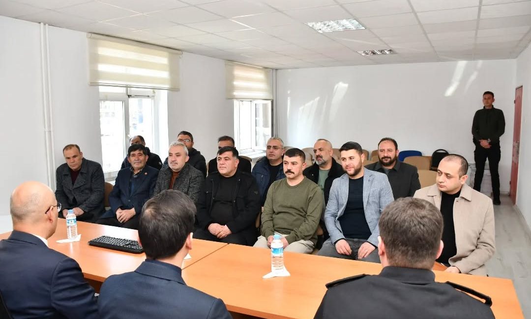 Sorgun Kaymakamı İhsan Emre Aydın, ilçedeki muhtarlarla ile bir toplantı