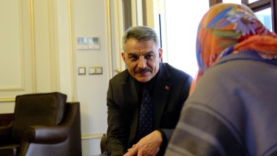 Yozgat Valisi Mehmet Ali Özkan, vatandaşlarla birebir temas kurarak sorunları