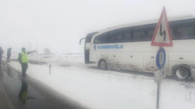Yozgat’ta etkili olan kar yağışı, tipi ve buzlanma nedeniyle ulaşımda
