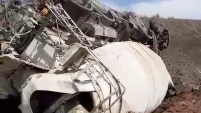 Yozgat’ın Yerköy ilçesinde, beton yüklü bir mikser kamyonunun şarampole devrilmesi