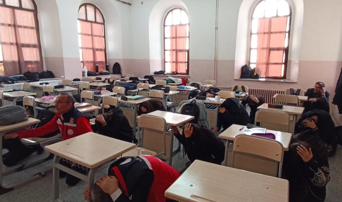 Yozgat Lisesi’nde 1-7 Mart Deprem Haftası dolayısıyla tatbikat düzenlendi. Tatbikata