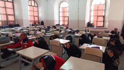 Yozgat Lisesi’nde 1-7 Mart Deprem Haftası dolayısıyla tatbikat düzenlendi. Tatbikata