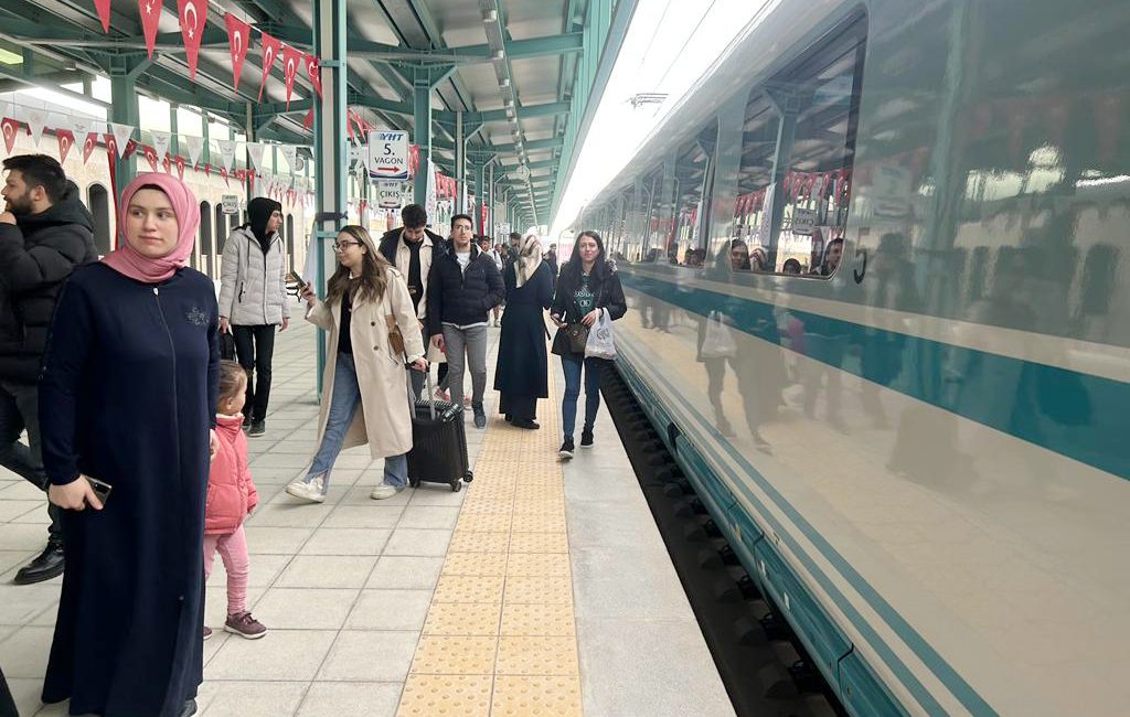 Ulaştırma ve Altyapı Bakanı Abdulkadir Uraloğlu, “Aile Yılı” kapsamında, tren