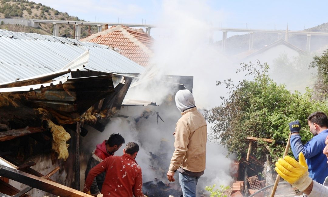 Yozgat’ın Sarayözü Mahallesi’nde meydana gelen ahır yangını, itfaiye ekiplerinin hızlı