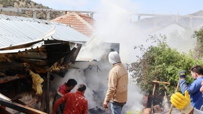 Yozgat’ın Sarayözü Mahallesi’nde meydana gelen ahır yangını, itfaiye ekiplerinin hızlı