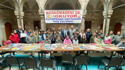Akdağmadeni’nde Kütüphane Haftası dolayısıyla düzenlenen etkinlikte kitap okumanın önemi vurgulandı.