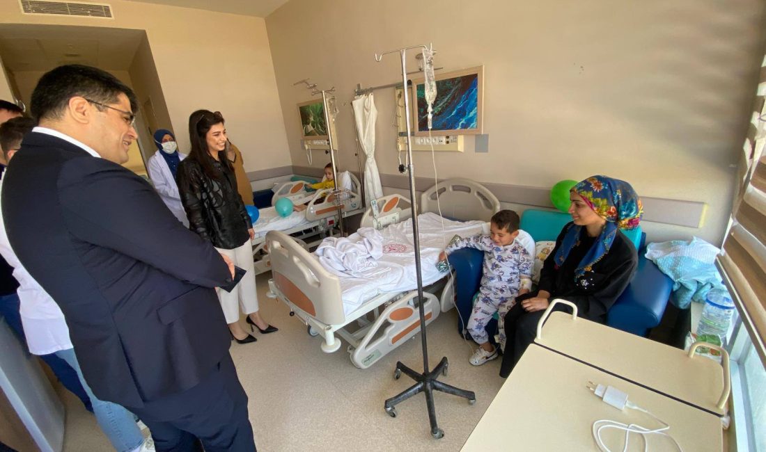 Akdağmadeni Kaymakamı Cafer Kaymakçı ve eşi Ümmühan Kaymakçı, 23 Nisan