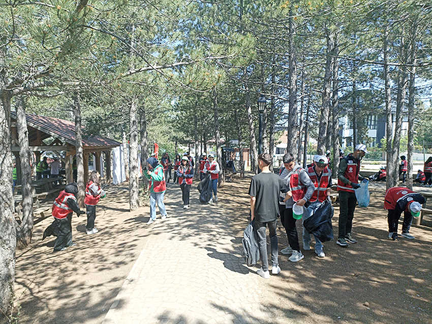 Yozgat Valisi Mehmet Ali Özkan, çevre haftası dolayısıyla çamlıkta 