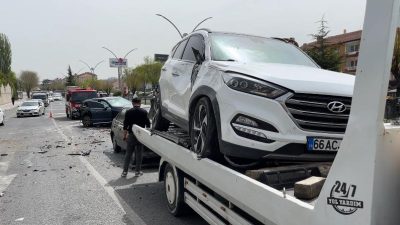 Yozgat Şehir merkezinde bulunan Adliye Kavşağı’nda 6 otomobilin karıştığı zincirleme