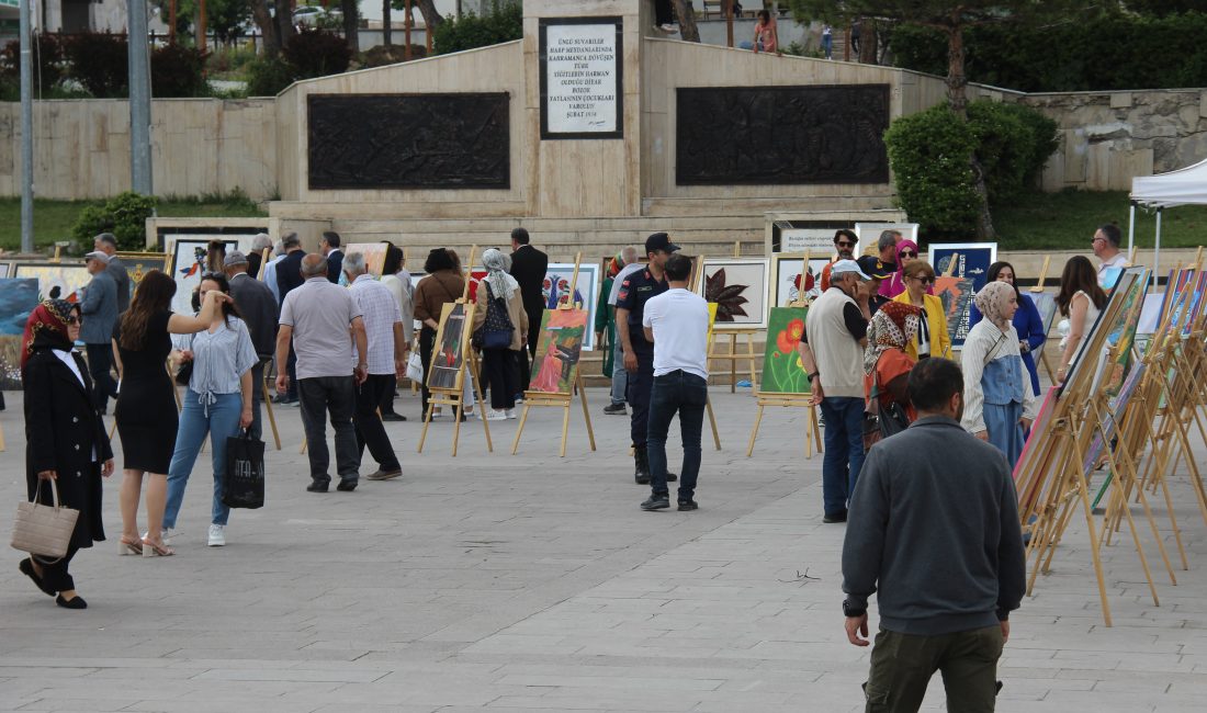 Hayat Boyu Öğrenme Haftası kapsamında düzenlenen sergi, Cumhuriyet Meydanı’nda vatandaşların