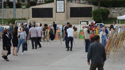Hayat Boyu Öğrenme Haftası kapsamında düzenlenen sergi, Cumhuriyet Meydanı’nda vatandaşların
