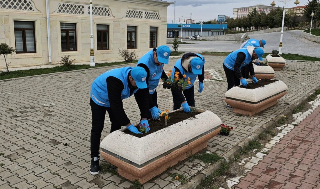 Yozgat’ta üniversite öğrencileri, cami ve gençlik merkezinin çevresini birlikte güzelleştirdi.