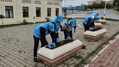 Yozgat’ta üniversite öğrencileri, cami ve gençlik merkezinin çevresini birlikte güzelleştirdi.
