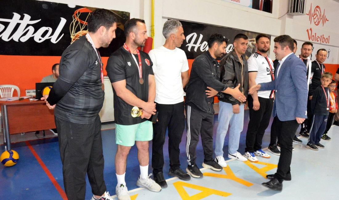 Sarıkaya’da Gençlik ve Spor İlçe Müdürlüğü tarafından düzenlenen voleybol turnuvası