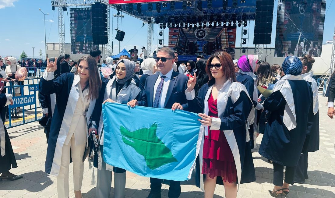 Memleketi Yozgat’ta; Bozok Üniversitesi mezuniyet coşkusuna ortak olan ve esnafla
