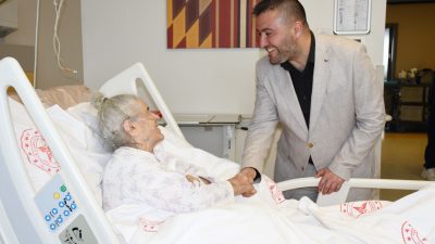 Yozgat Şehir Hastanesi’nde tedavi gören 93 yaşındaki Ulviye Sevimli’nin doğum