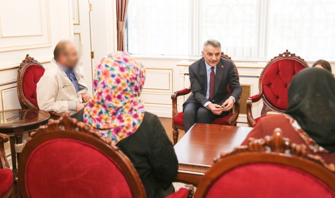 Yozgat Valisi Mehmet Ali Özkan, vatandaşlarla birebir görüşmeler yaparak taleplerini