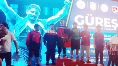 Şefaatli Atatürk Ortaokulu 6. sınıf öğrencisi Hamza Gül, Türkiye Güreş