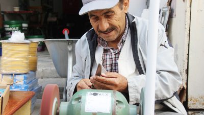 Yozgat’ta yaklaşan Kurban Bayramı öncesi vatandaşlar, kurban kesiminde kullanacakları bıçakları